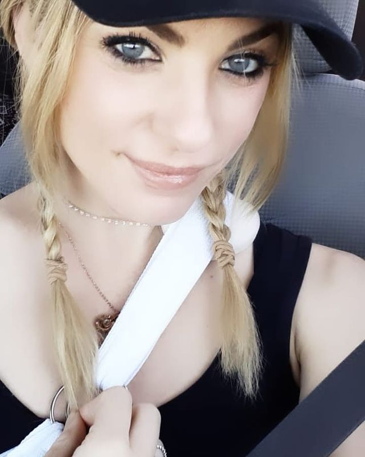 Bintang porno asal Amerika ditemukan tewas di dalam mobil karena luka tembak&period; Ia diduga bunuh diri karena depresi&period; Intip sosoknya&excl;