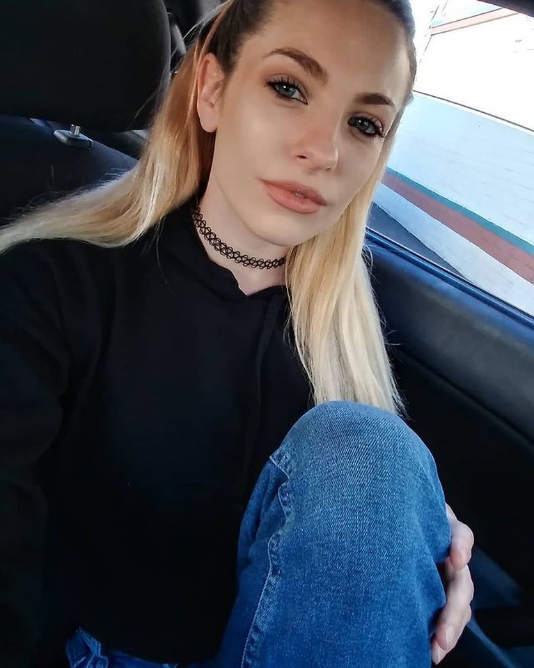 Bintang porno asal Amerika ditemukan tewas di dalam mobil karena luka tembak. Ia diduga bunuh diri karena depresi. Intip sosoknya!