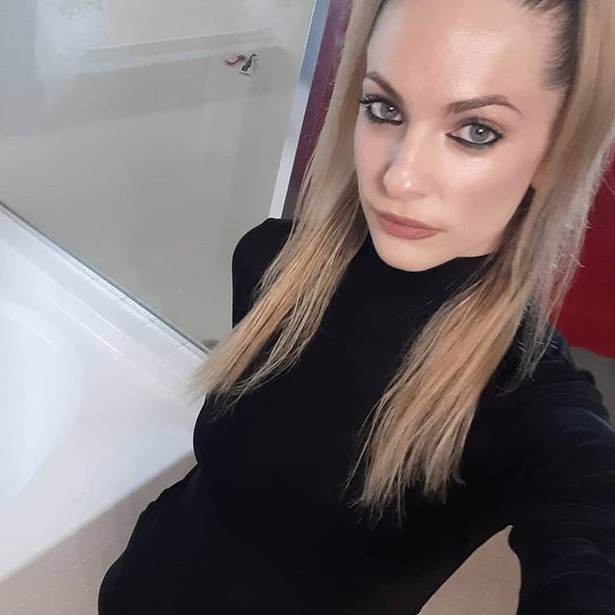 Bintang porno asal Amerika ditemukan tewas di dalam mobil karena luka tembak&period; Ia diduga bunuh diri karena depresi&period; Intip sosoknya&excl;