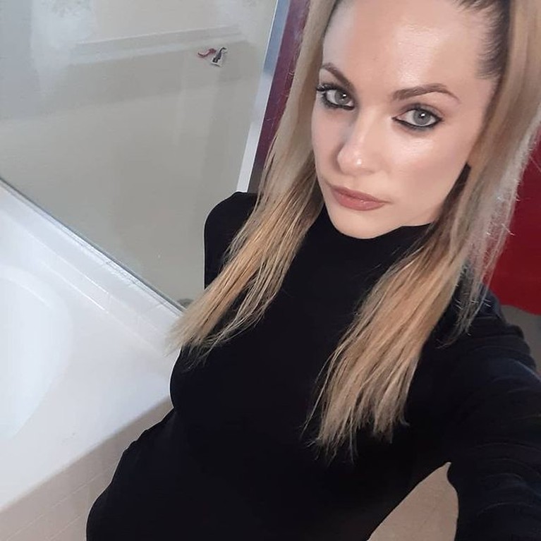 Sosok Dahlia Sky Bintang Porno yang Depresi dan Bunuh Diri di Mobil Bintang porno asal Amerika ditemukan tewas di dalam mobil karena luka tembak. Ia diduga bunuh diri karena depresi. Intip sosoknya!