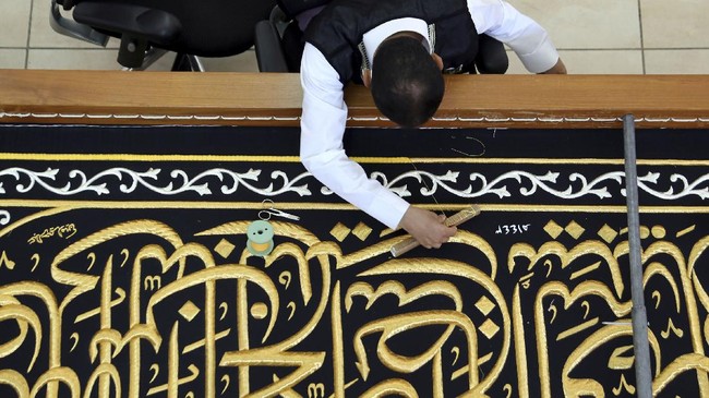 FOTO: Tangan Terampil Perajut Selubung Penutup Ka'bah, Kiswah