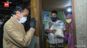 VIDEO: Blusukan Malam-Malam, Jokowi Bagi Obat dan Sembako