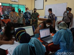 Vaksinasi COVID-19 di Mojokerto Sasar Pelajar, Petugas Jemput Bola ke SMA