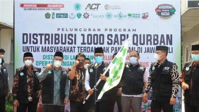 Presiden Lembaga kemanusiaan Aksi Cepat Tanggap (ACT) membantah dugaan gaji dengan nominal ratusan juta dan mobil mewah pimpinan ACT.