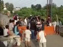 Duh! Sekelompok Orang Malah Gotong Royong Angkat Motor Terobos Penyekatan