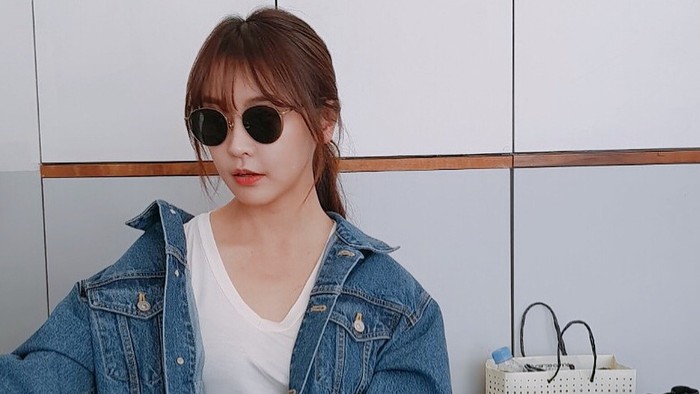 Aktris Korea Jung Yoo Mi tampak super stylish saat mengenakan jaket denim yang ia padankan dengan white t-shirt. Untuk makin mempertegas tampilannya, ia mengenakan kacamata hitam dengan rounded frame. Cool abis, ya!/ Foto: Instagram/yum_yum.