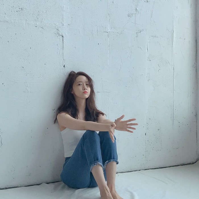 Aktris Korea sekaligus Idol Lim Yoona tampil casual dalam sebuah pemotretan. Ia mengenakan tanktop berwarna putih dan ia padankan dengan denim berpotongan 7/8. Terlihat casual dan nyaman, ya tampilannya. / Foto: Instagram/yoona__lim
