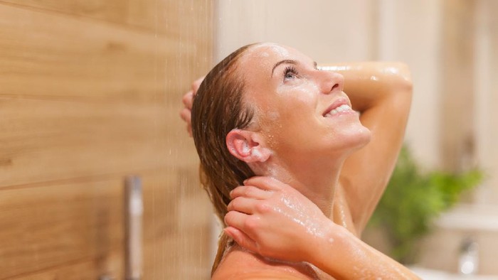 Ketika kamu mandi, coba lihat dan amati setiap hari seberapa banyak rambut kamu yang rontok di saluran pembuangan air