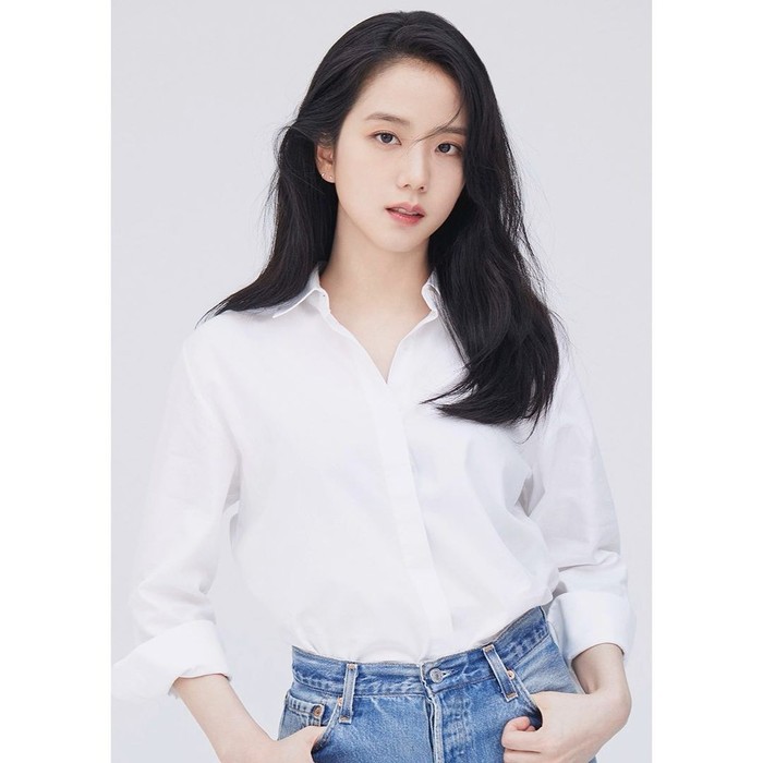 Belum lama ini YG mengunggah sejumlah foto penyanyi sekaligus aktris Korea Kim Ji Soo dengan konsep white and denim. Dalam foto ini Jisoo tampil cantik dengan mengenakan kemeja putih, berpadu dengan denim jeans./ Foto: Instagram/sooyaaa__