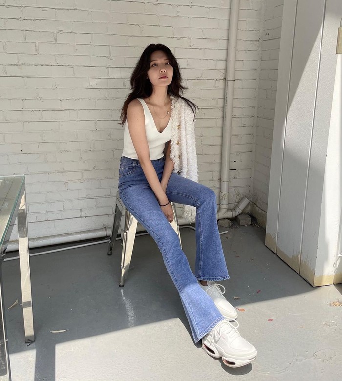Disebut sebagai salah satu idol dan aktris Korea yang memiliki kaki ideal, Choi Soo Young makin terlihat jenjang saat mengenakan denim yang ia padankan dengan white sneakers. Ia pun memakai white tanktop berpotongan kerah v. / Foto: Instagram/sooyoungchoi.