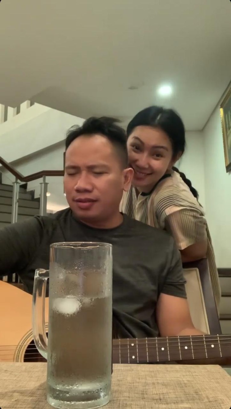 Ekspresi Bahagia Kalina Saat Dinyanyikan Sebuah Lagu oleh Vicky Saat Ngidam Kalina Oktarani terlihat sangat bahagia saat dinyanyikan sebuah lagu oleh Vicky karena ngidam. Yuk kita lihat ekspresinya!