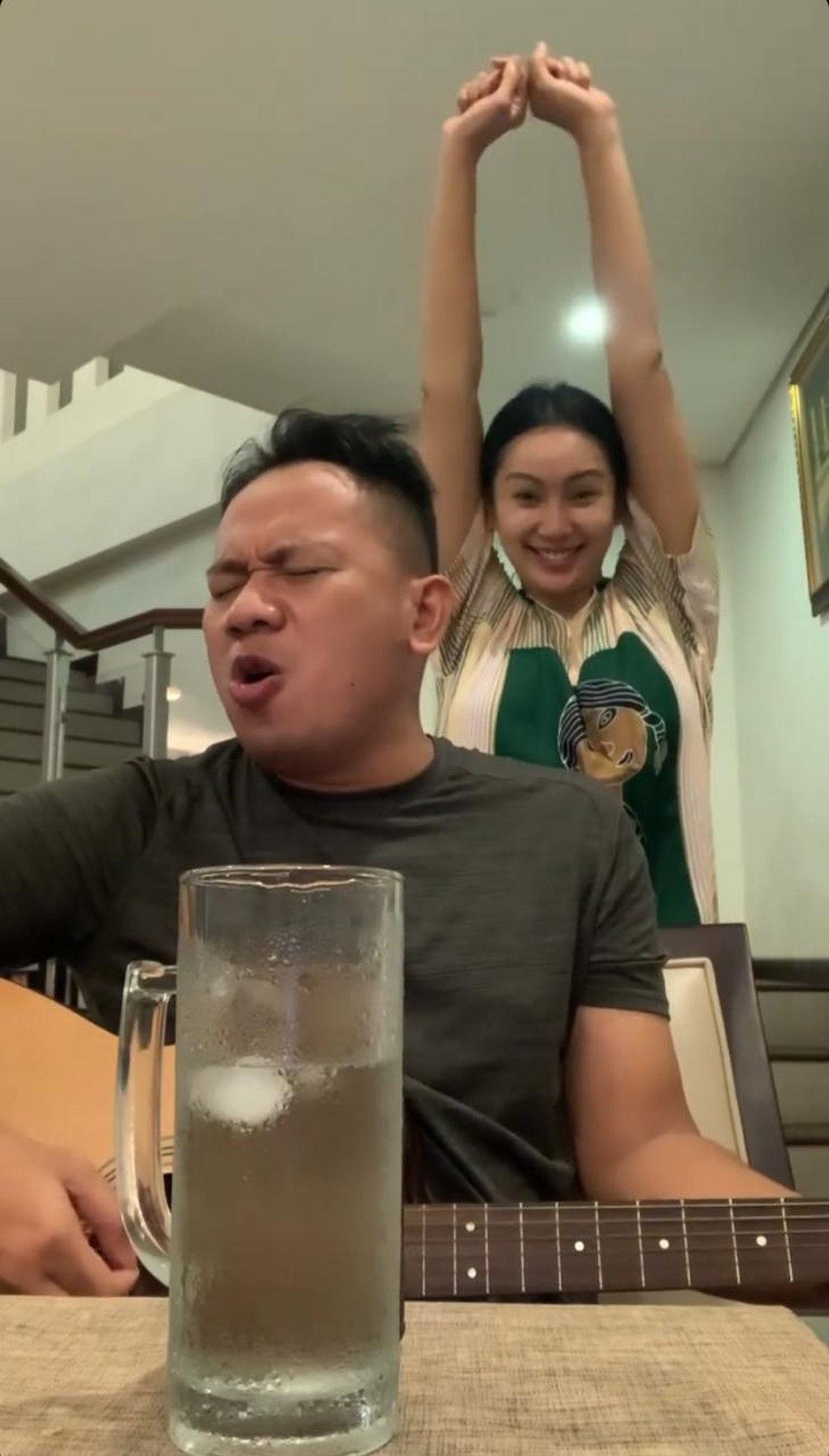 Kalina Oktarani terlihat sangat bahagia saat dinyanyikan sebuah lagu oleh Vicky karena ngidam&period; Yuk kita lihat ekspresinya&excl;