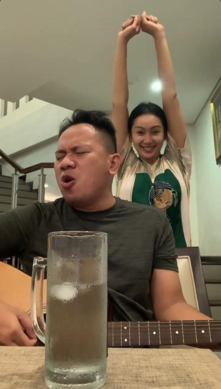 Ekspresi Bahagia Kalina Saat Dinyanyikan Sebuah Lagu oleh Vicky Saat Ngidam Kalina Oktarani terlihat sangat bahagia saat dinyanyikan sebuah lagu oleh Vicky karena ngidam. Yuk kita lihat ekspresinya!