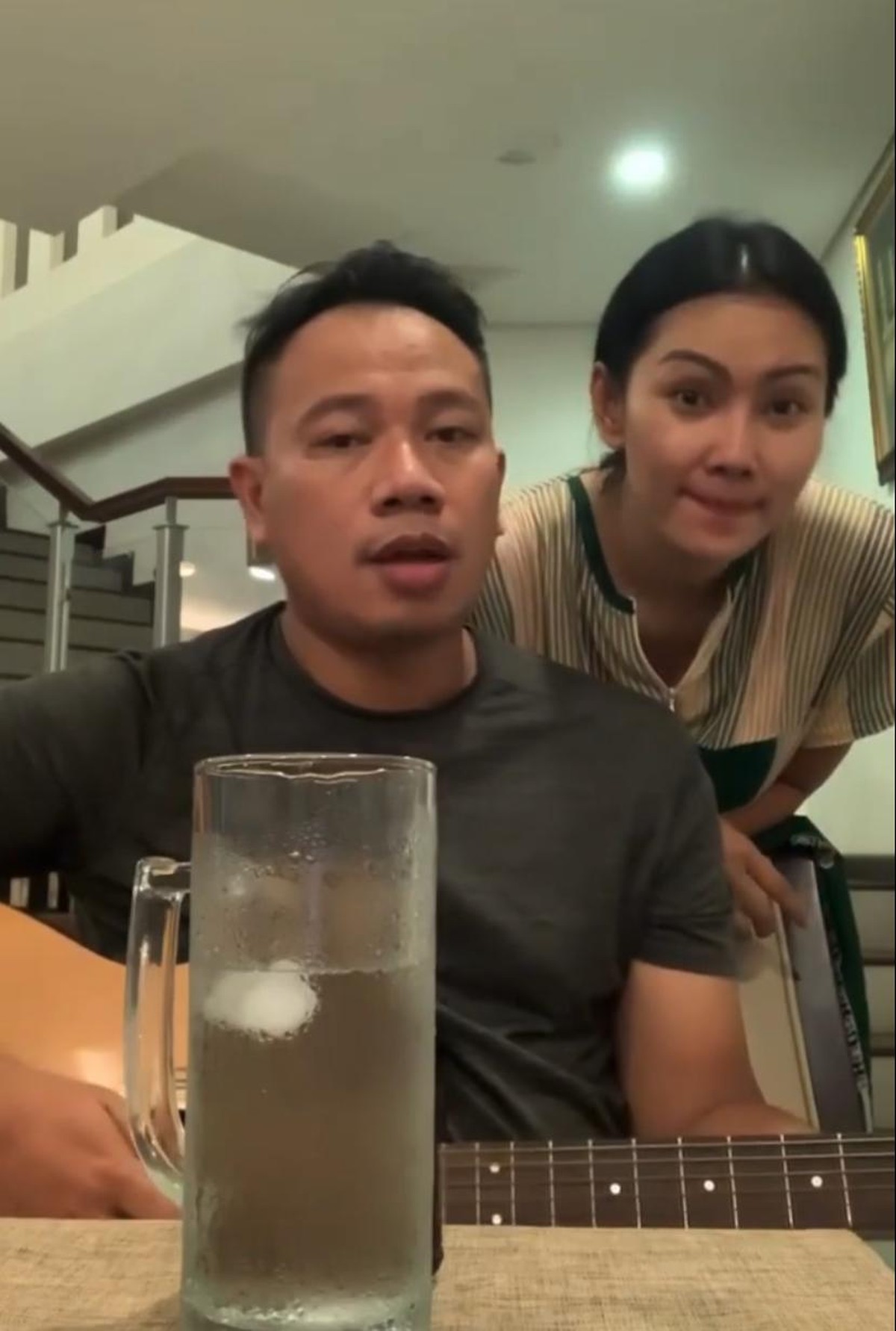 Kalina Oktarani terlihat sangat bahagia saat dinyanyikan sebuah lagu oleh Vicky karena ngidam&period; Yuk kita lihat ekspresinya&excl;