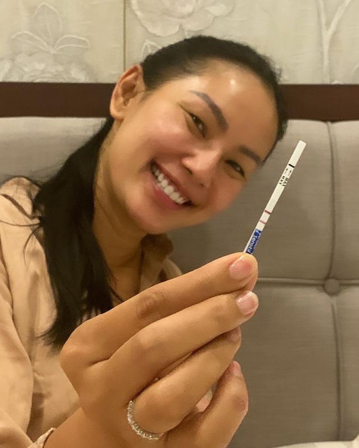 Kalina Oktarani terlihat sangat bahagia saat dinyanyikan sebuah lagu oleh Vicky karena ngidam&period; Yuk kita lihat ekspresinya&excl;