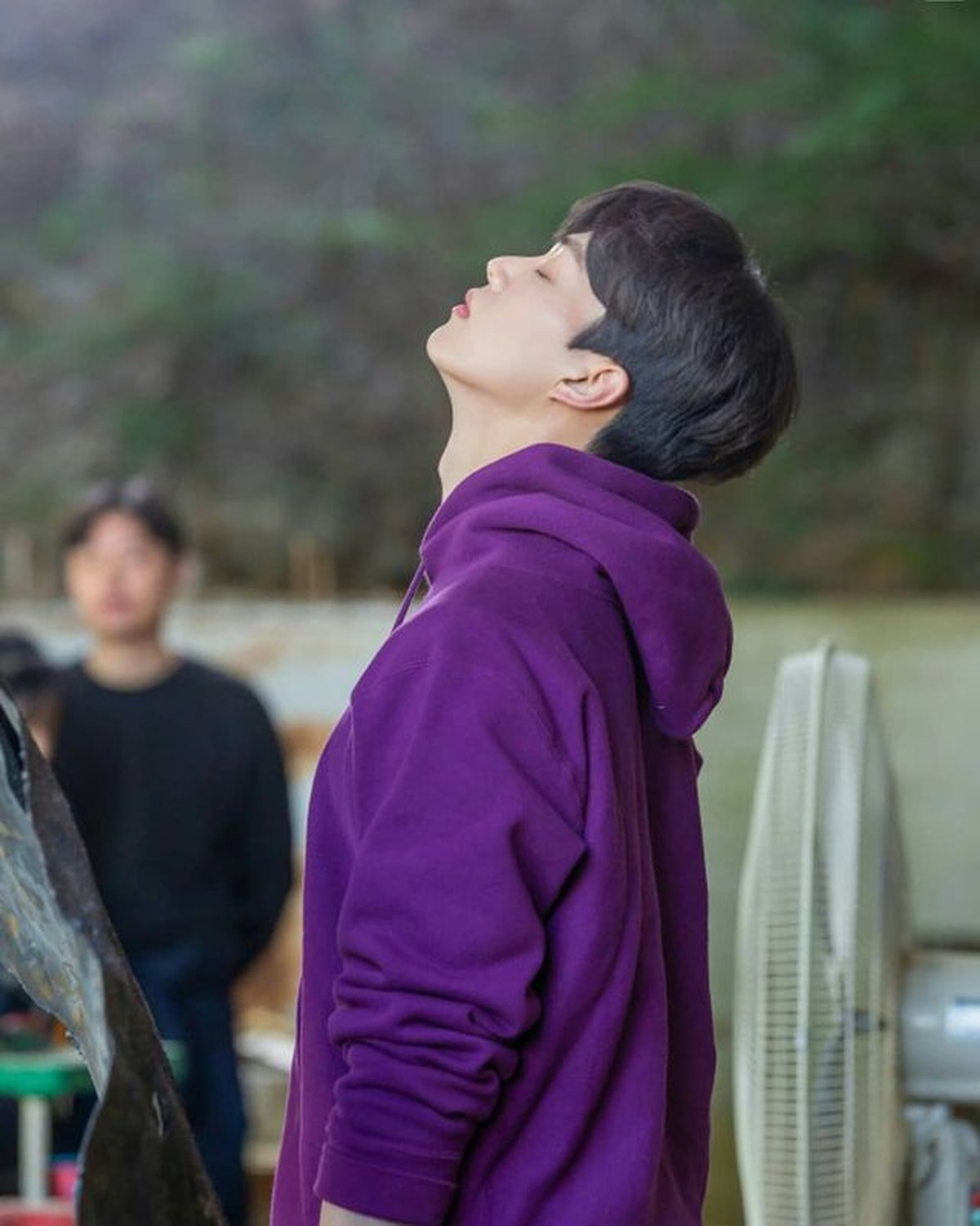 Song Kang sedang naik daun berkat perannya di drama Nevertheless&period; Yuk kita intip potret tampannya saat candid di lokasi syuting&excl;