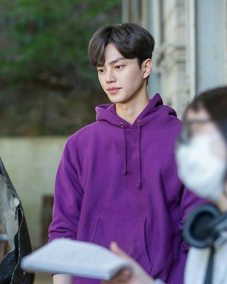 Foto Candid Song Kang di Lokasi Syuting 'Nevertheless' Jadi Sorotan Song Kang sedang naik daun berkat perannya di drama Nevertheless. Yuk kita intip potret tampannya saat candid di lokasi syuting!