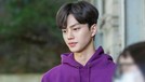 Foto Candid Song Kang di Lokasi Syuting 'Nevertheless' Jadi Sorotan Song Kang sedang naik daun berkat perannya di drama Nevertheless. Yuk kita intip potret tampannya saat candid di lokasi syuting!