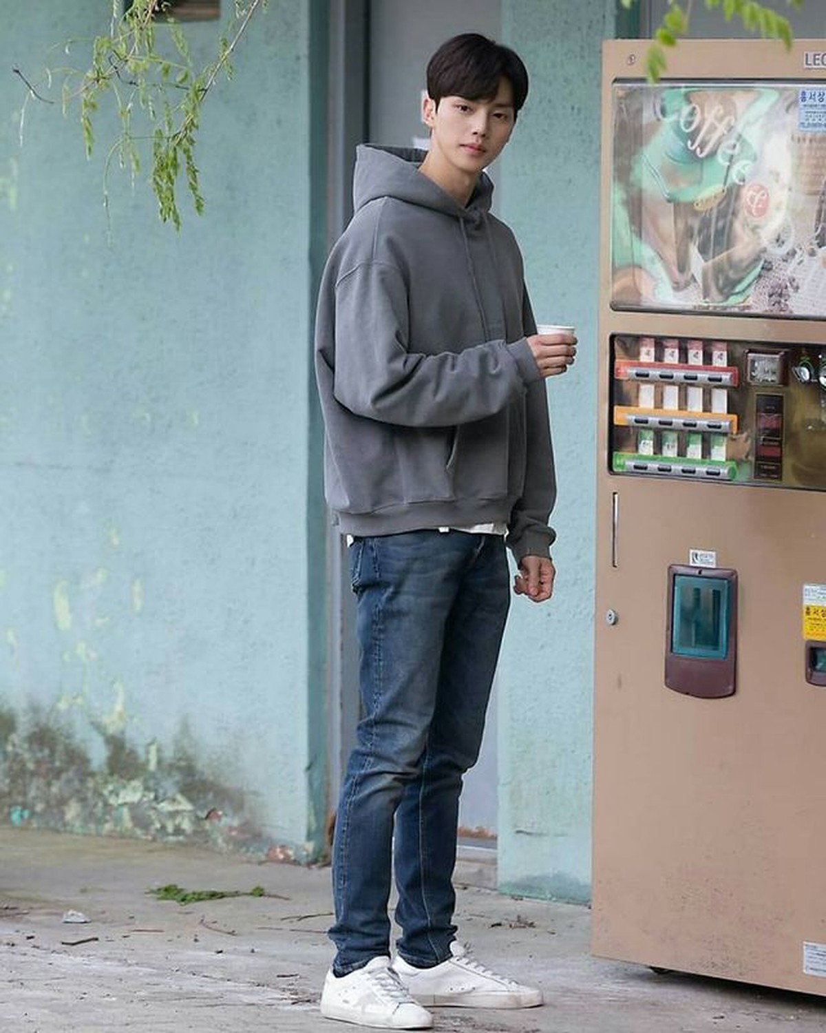 Song Kang sedang naik daun berkat perannya di drama Nevertheless&period; Yuk kita intip potret tampannya saat candid di lokasi syuting&excl;