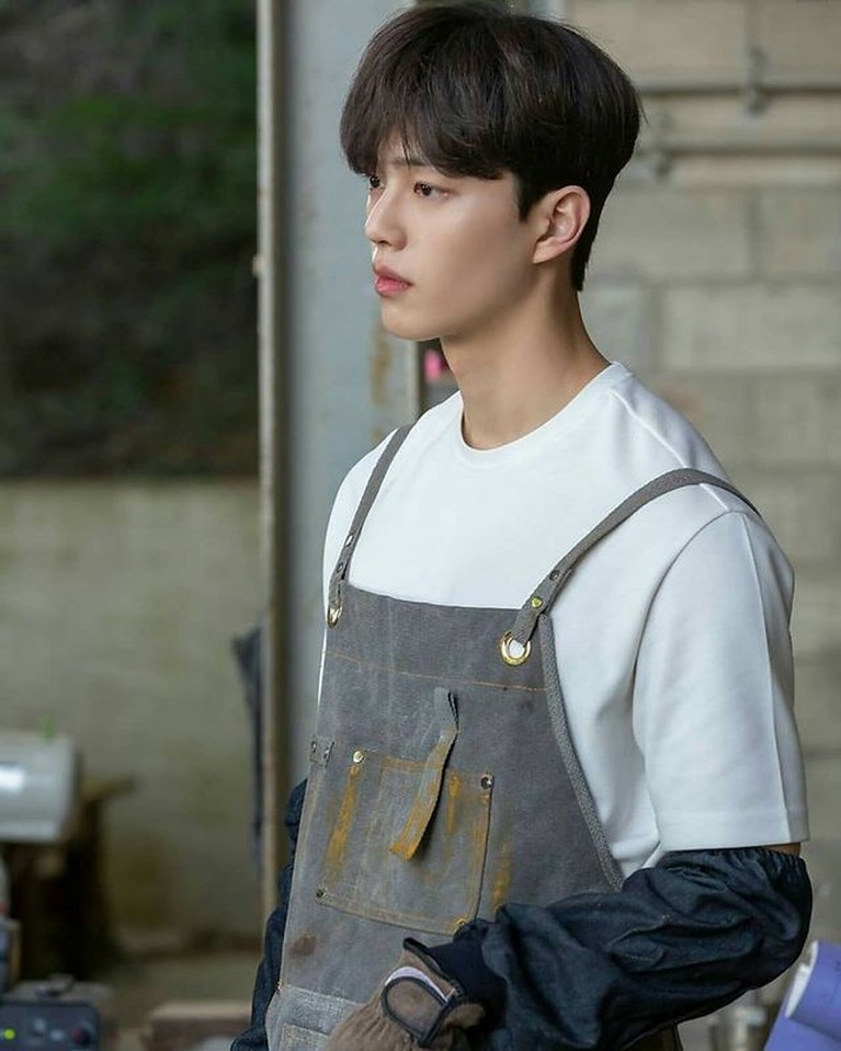 Song Kang sedang naik daun berkat perannya di drama Nevertheless. Yuk kita intip potret tampannya saat candid di lokasi syuting!
