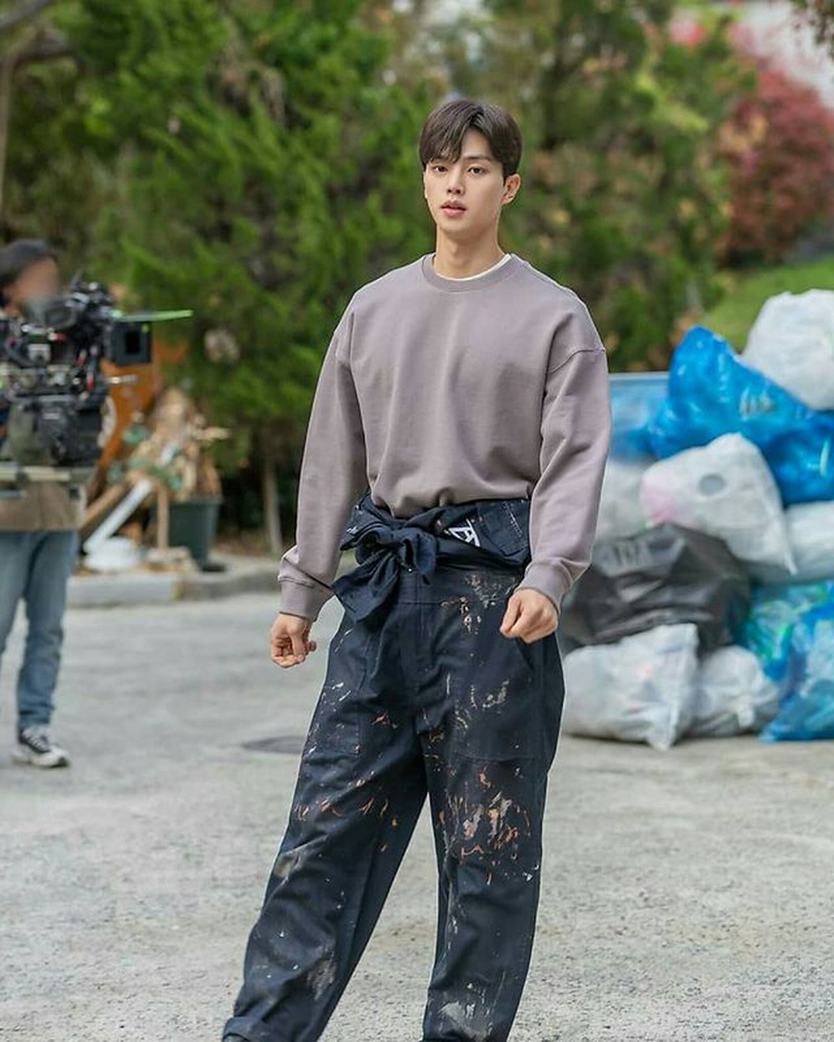 Song Kang sedang naik daun berkat perannya di drama Nevertheless&period; Yuk kita intip potret tampannya saat candid di lokasi syuting&excl;