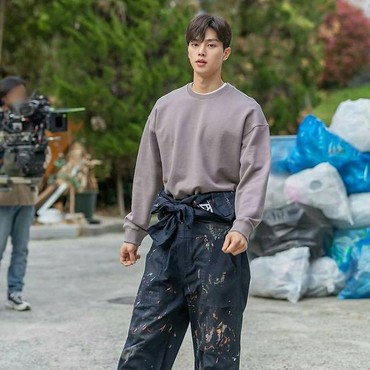 Foto Candid Song Kang di Lokasi Syuting 'Nevertheless' Jadi Sorotan