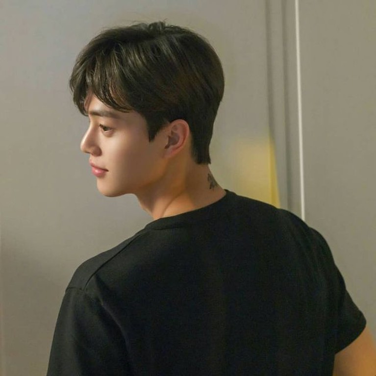 Foto Candid Song Kang di Lokasi Syuting 'Nevertheless' Jadi Sorotan Song Kang sedang naik daun berkat perannya di drama Nevertheless. Yuk kita intip potret tampannya saat candid di lokasi syuting!