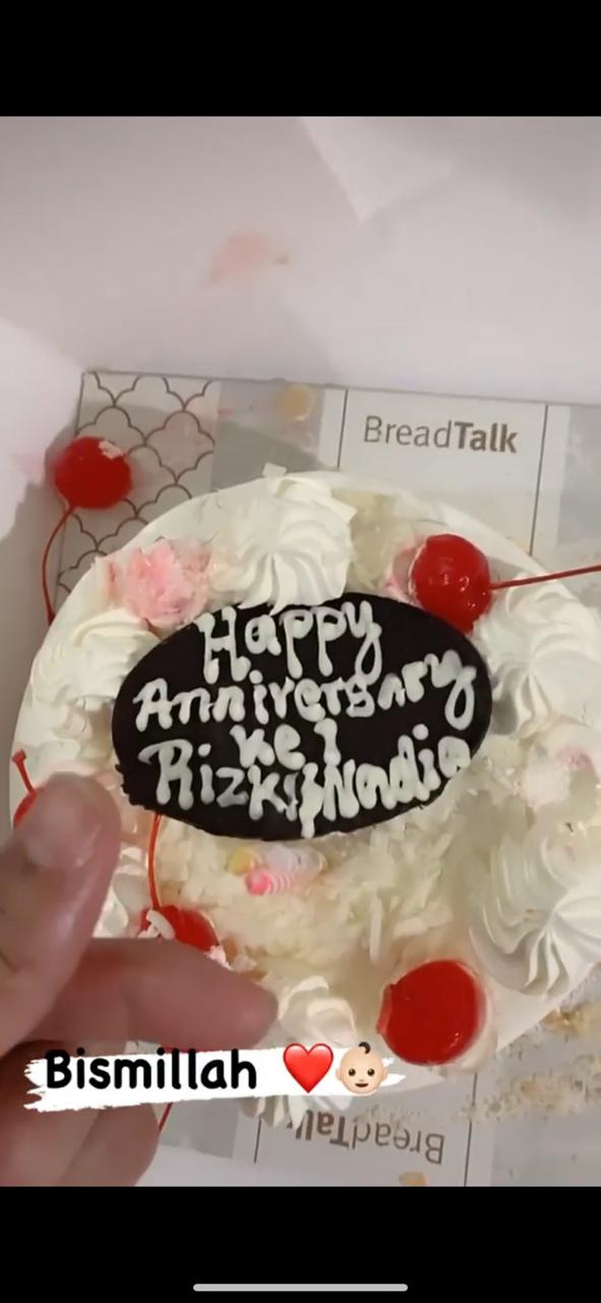Rizky DA memberikan kejutan wedding anniversary kepada sang istri&comma; Nadya Mustika&period; Yuk intip potretnya&excl;