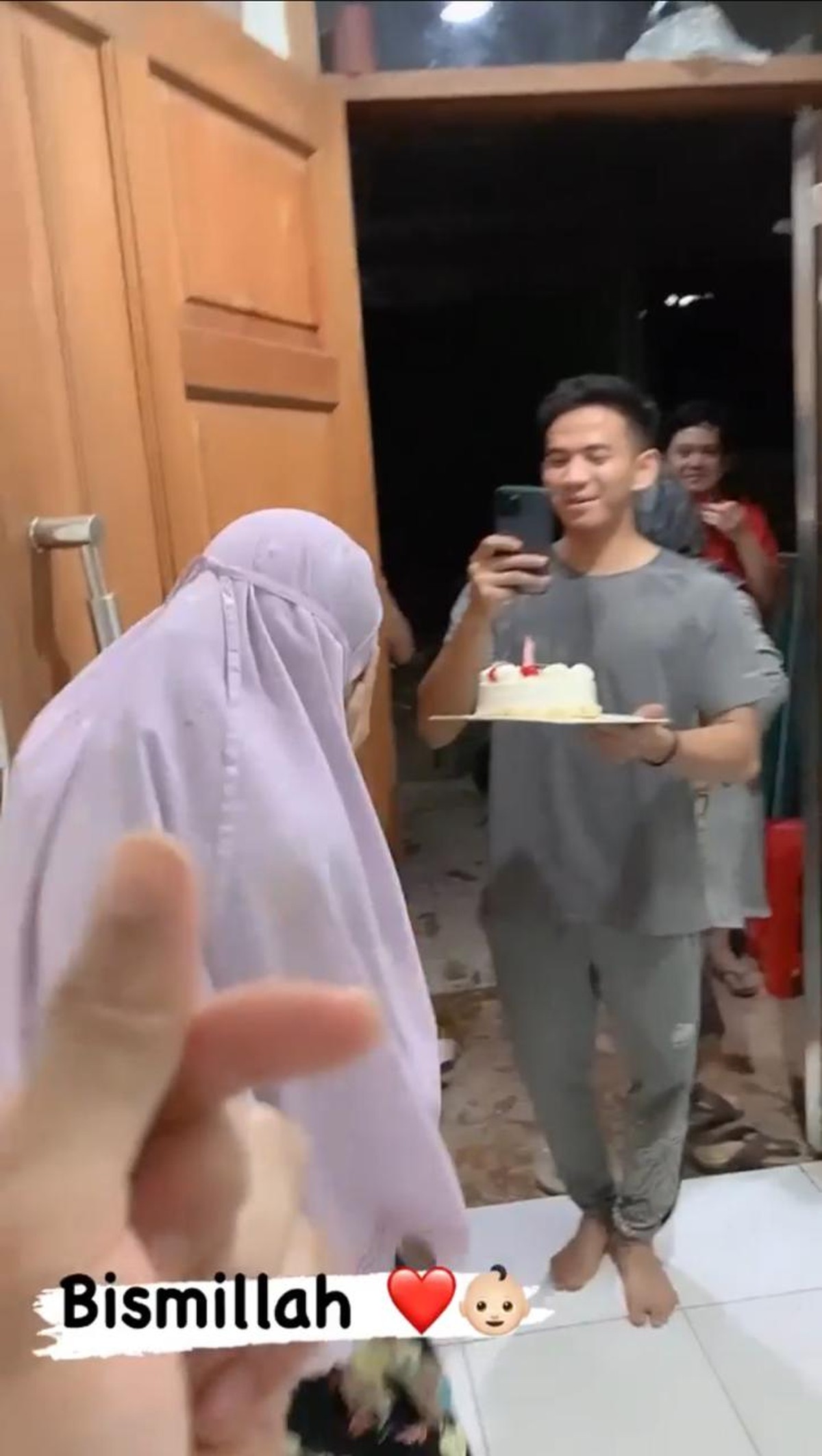 Rizky DA memberikan kejutan wedding anniversary kepada sang istri&comma; Nadya Mustika&period; Yuk intip potretnya&excl;