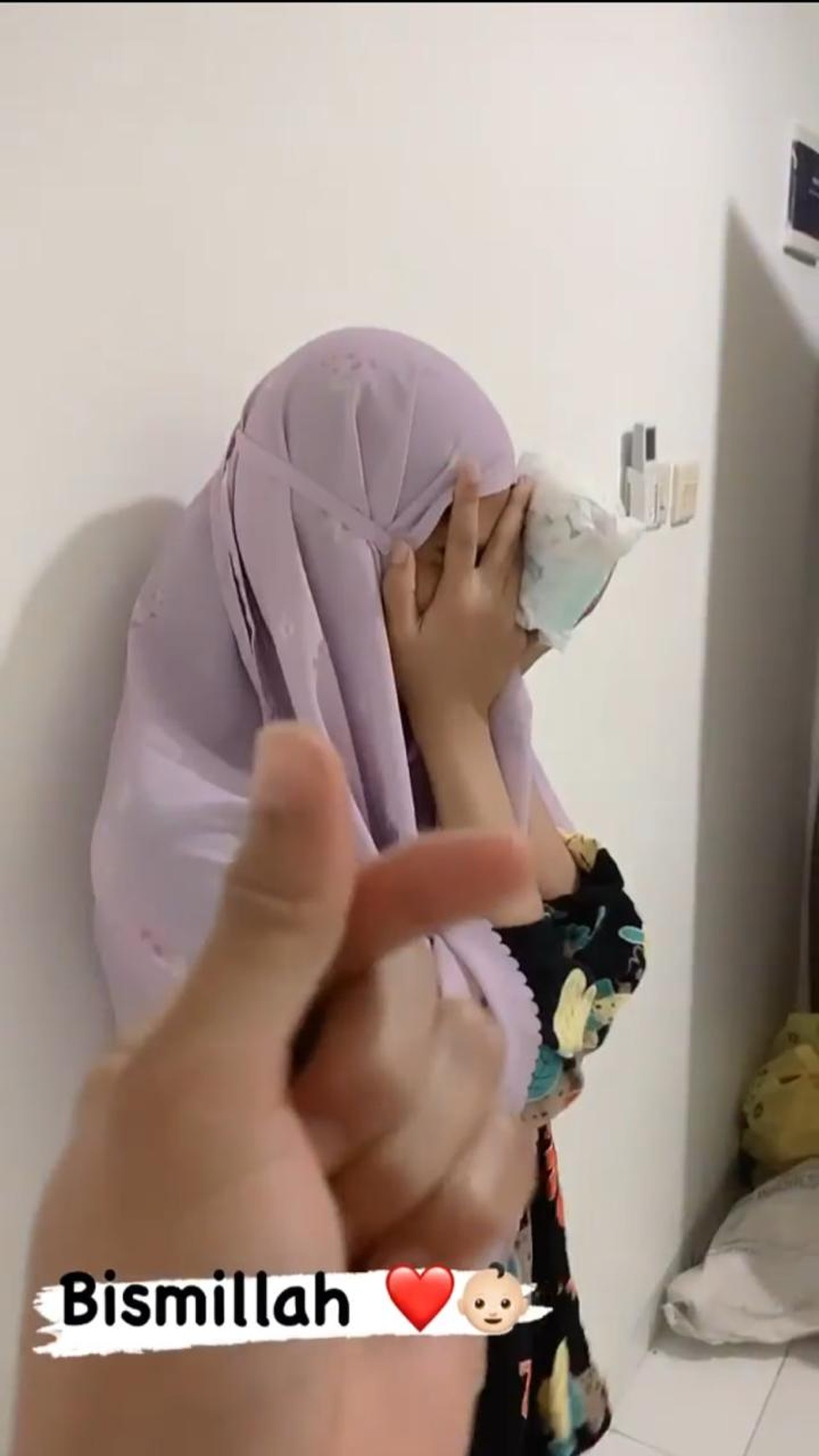 Rizky DA memberikan kejutan wedding anniversary kepada sang istri&comma; Nadya Mustika&period; Yuk intip potretnya&excl;