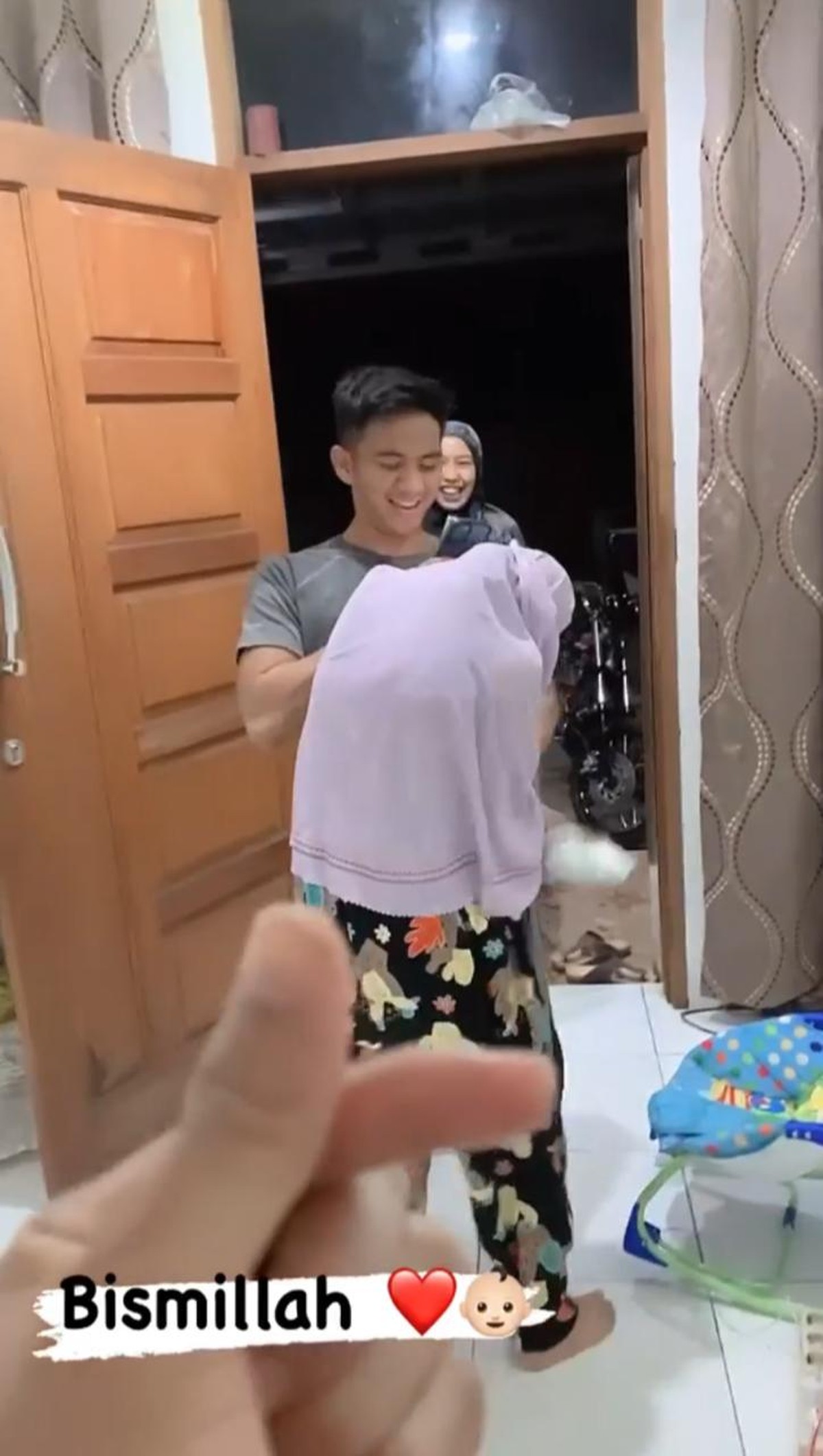 Rizky DA memberikan kejutan wedding anniversary kepada sang istri&comma; Nadya Mustika&period; Yuk intip potretnya&excl;