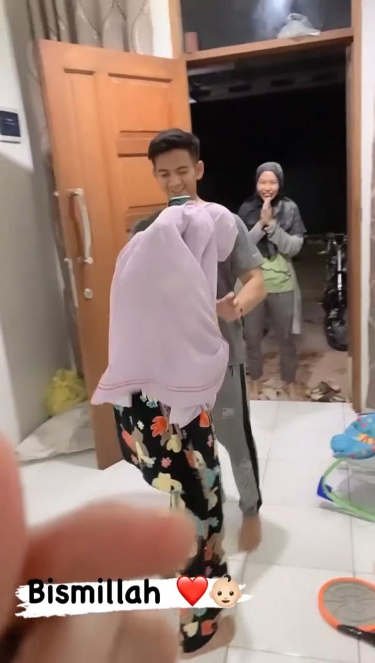 Rizky DA memberikan kejutan wedding anniversary kepada sang istri&comma; Nadya Mustika&period; Yuk intip potretnya&excl;