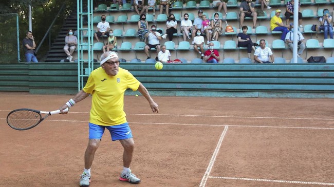 Petenis 97 tahun Leonid Stanislavskyi bercerita tentang kehidupannya saat ini dan memilih bertahan berada di zona perang Ukraina.