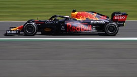 Benturan dengan Hamilton, Mobil Verstappen Tabrak Pembatas