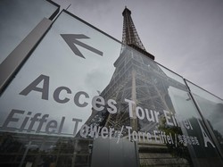 Siapa Tulis Ganjar Pranowo The Next President RI di Dekat Menara Eiffel?