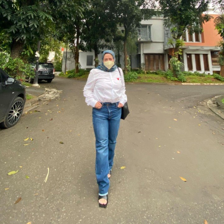 <p>Tampak sangat modis dan manglingi bukan? Bunda dua anak ini juga mengaku jadi lebih percaya diri sekarang. Melly lebih optimis untuk mengejar mimpinya. (Foto: Instagram @melly_goeslaw)</p>