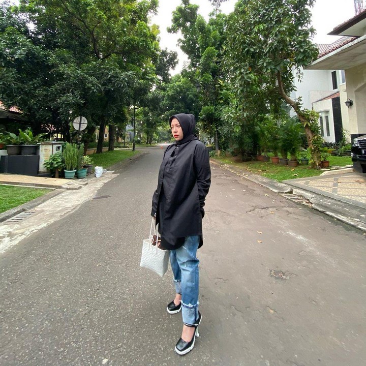 <p>Sebagai musisi, Melly pun ingin menggelar konsernya sendiri seperti Madonna. Suatu saat ia ingin menggelar konser di GBK dan Monas. (Foto: Instagram @melly_goeslaw)</p>