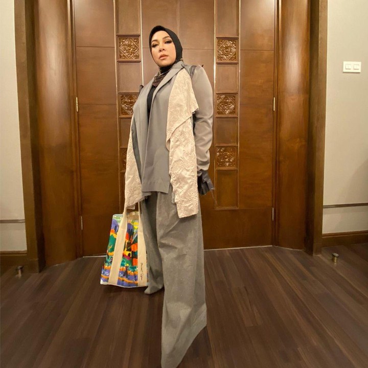 <p>Menurut pelantun lagu Apa Artinya Cinta ini, sang dokter malah tidak pernah menyuruhnya diet. Wah, malah katanya disuruh makan terus dengan pola yang benar ya tentunya. (Foto: Instagram @melly_goeslaw)  </p>