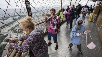 FOTO: Menikmati Menara Eiffel Usai Kembali Dibuka