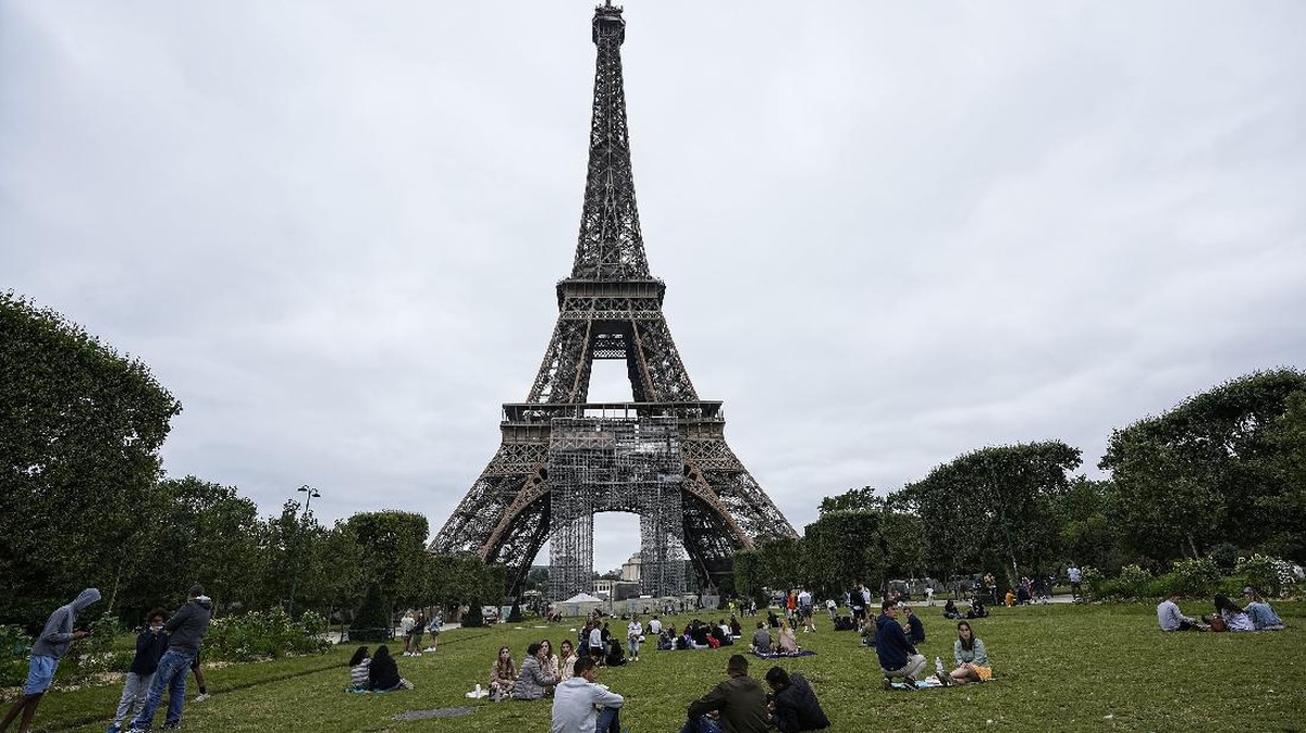FOTO: Menikmati Menara Eiffel Usai Kembali Dibuka