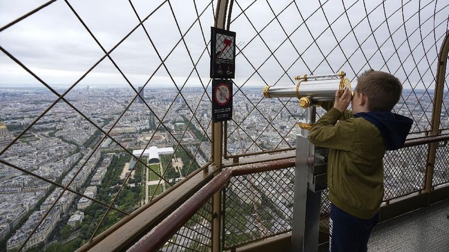FOTO: Menikmati Menara Eiffel Usai Kembali Dibuka