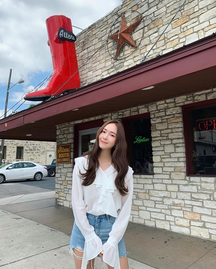 Mengenakan blouse dengan detail drapery dan tangan berbentuk lonceng, membuat penampilan Jessica Jung tampak manis. Agar tampak casual, ia memadankannya dengan short denim pants. Super chic!/ Foto: Instagram/jessica.syj