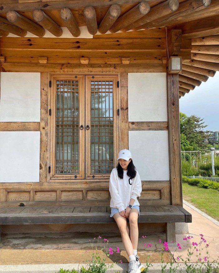 Nation's Little Sister Park Bo Young, tampil sporty dalam balutan short denim, white sweater, ditambah dengan topi dan sneakers berwarna senada. Dengan tampilannya, aktris Korea berusia 31 tahun ini tampak berusia 20 an, ya!/ Foto: Instagram/boyoung0212_of