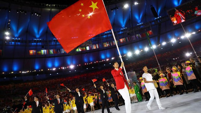 Seragam kontingen China untuk Olimpiade Tokyo 2020 yang baru dirilis secara resmi pada Rabu (14/7) banjir kritik dari warganet.