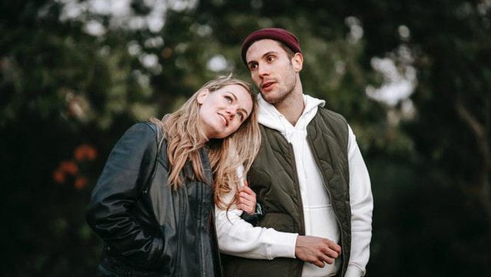 Aduh! Mungkin Ini 4 Alasan Kenapa Pasangan Tidak Segera Memberimu Kepastian