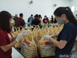 Semangat! Kelompok Wanita Ciamis Sebar Sembako untuk Warga Isoman