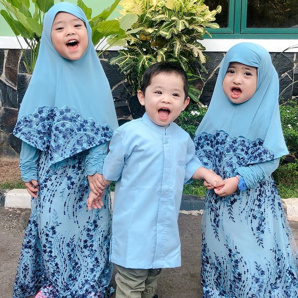 Potret Gemoy Anak-anak Oki Setiana Dewi Kompak Pakai Baju Kembaran