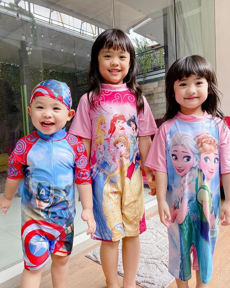 Potret Gemoy Anak-anak Oki Setiana Dewi Kompak Pakai Baju Kembaran