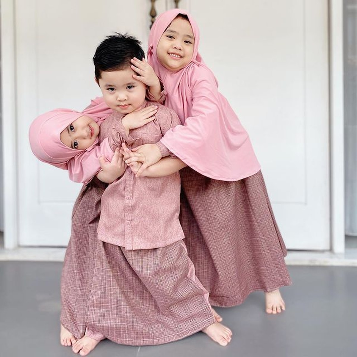 Potret Gemoy Anak-anak Oki Setiana Dewi Kompak Pakai Baju Kembaran