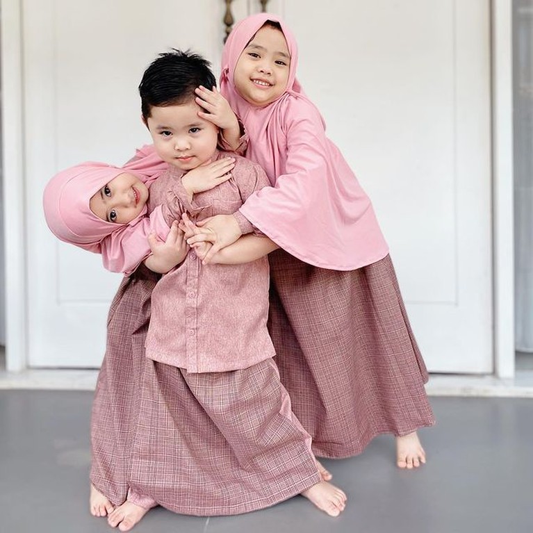 Potret Gemoy Anak-anak Oki Setiana Dewi Kompak Pakai Baju Kembaran Potret Gemoy Anak-anak Oki Setiana Dewi Kompak Pakai Baju Kembaran